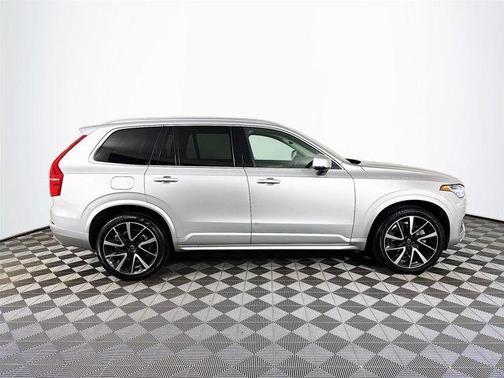 2022 Volvo XC90 T6 Momentum 7 Passenger