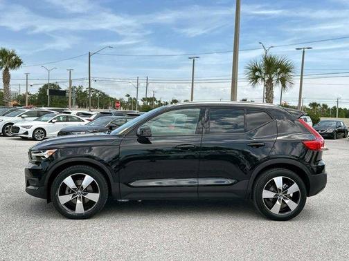 2021 Volvo XC40 T4 Momentum