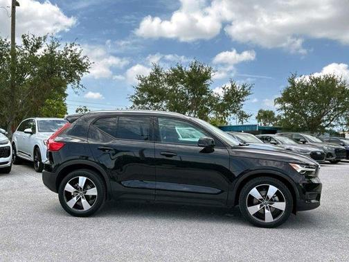 2021 Volvo XC40 T4 Momentum