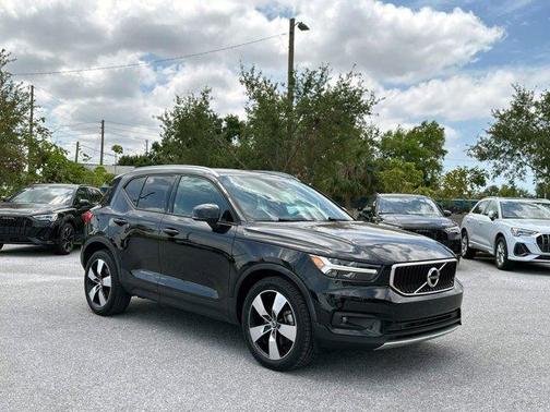 2021 Volvo XC40 T4 Momentum