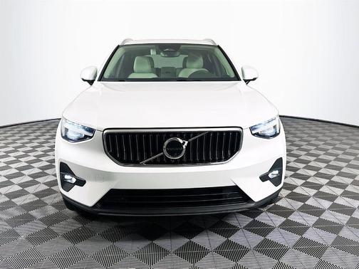 2025 Volvo XC40 B5 Plus Bright Theme