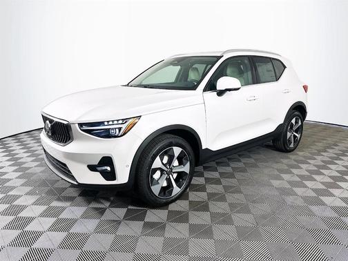 2025 Volvo XC40 B5 Plus Bright Theme