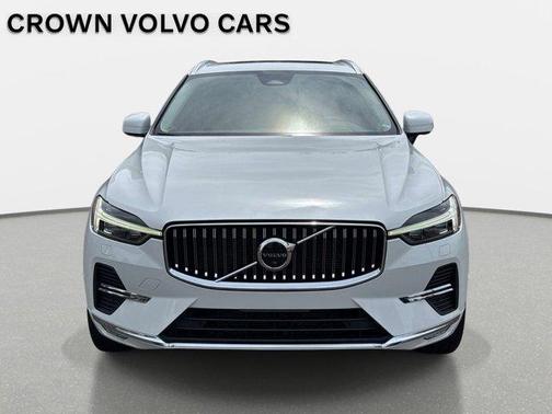 Crystal White 2023 Volvo XC60 B5 Ultimate Bright Theme