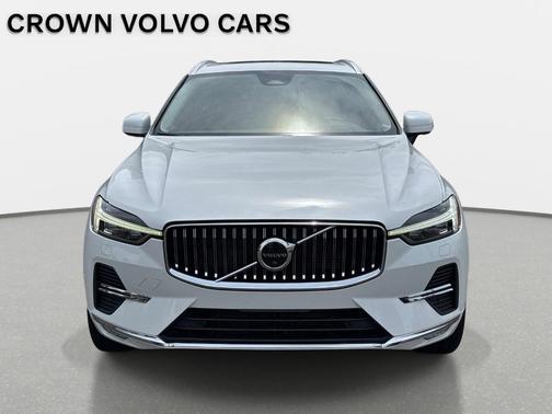 Crystal White 2023 Volvo XC60 B5 Ultimate Bright Theme