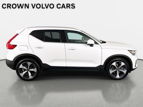 2023 Volvo XC40 B4 Plus Bright Theme