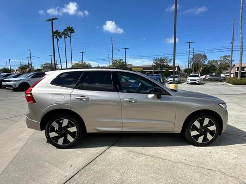 2025 Volvo XC60 Plug-In Hybrid T8 Plus