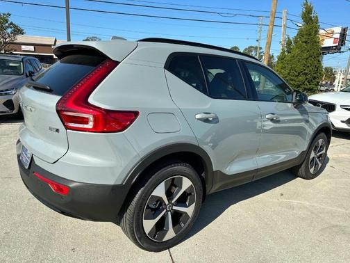 2025 Volvo XC40 B5 Plus Dark Theme
