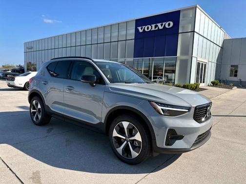 2025 Volvo XC40 B5 Plus Dark Theme