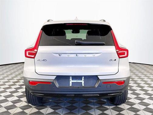 2023 Volvo XC40 B5 Plus Dark Theme