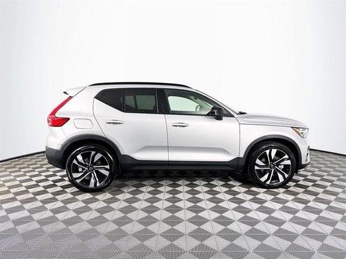 2023 Volvo XC40 B5 Plus Dark Theme