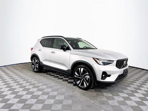 2023 Volvo XC40 B5 Plus Dark Theme