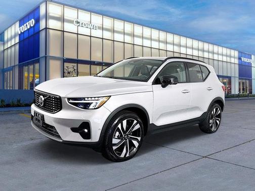 2023 Volvo XC40 B5 Plus Dark Theme