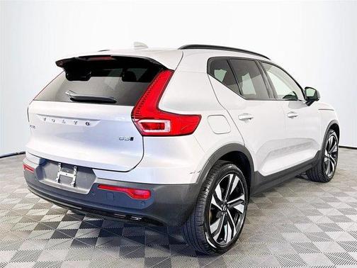 2023 Volvo XC40 B5 Plus Dark Theme