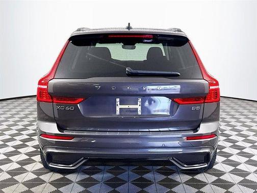 2023 Volvo XC60 B5 Ultimate Dark Theme