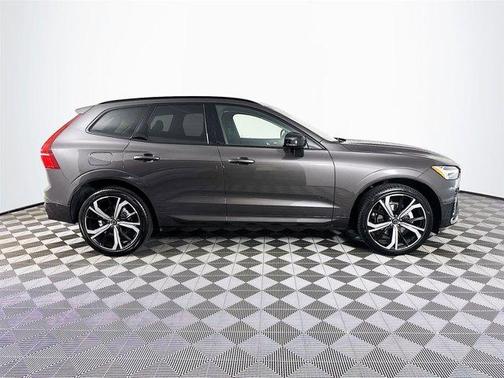 2023 Volvo XC60 B5 Ultimate Dark Theme