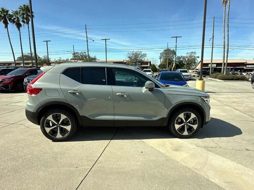 2025 Volvo XC40 B5 Core Bright Theme