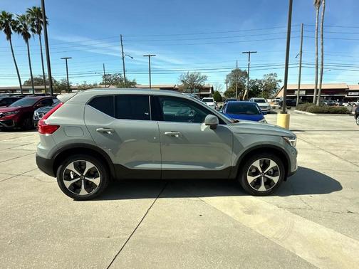 2025 Volvo XC40 B5 Core Bright Theme