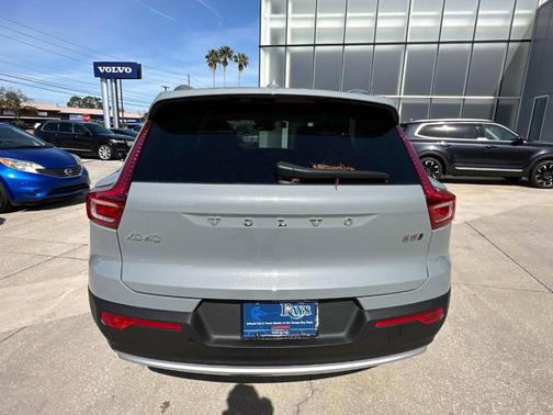 2025 Volvo XC40 B5 Core Bright Theme