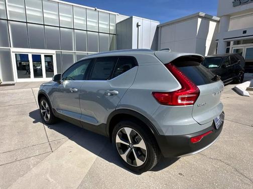 2025 Volvo XC40 B5 Core Bright Theme
