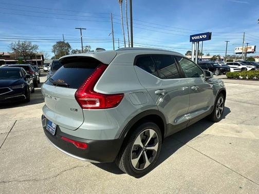 2025 Volvo XC40 B5 Core Bright Theme