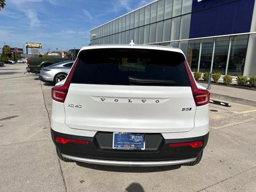 2025 Volvo XC40 B5 Core Bright Theme