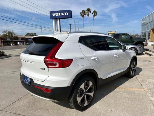 2025 Volvo XC40 B5 Core Bright Theme