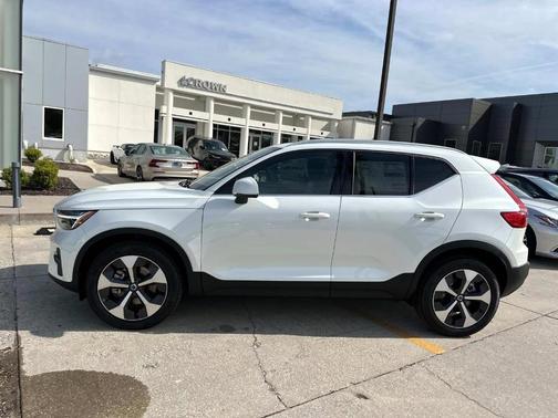 2025 Volvo XC40 B5 Core Bright Theme