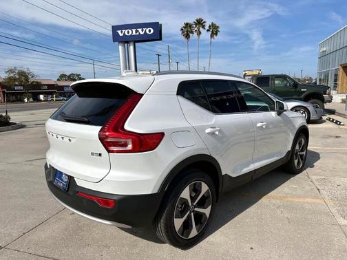 2025 Volvo XC40 B5 Core Bright Theme