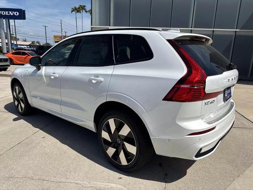 2025 Volvo XC60 Plug-In Hybrid T8 Plus