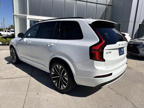 2026 Volvo XC90 B6 Ultra Dark Theme 6-Seater