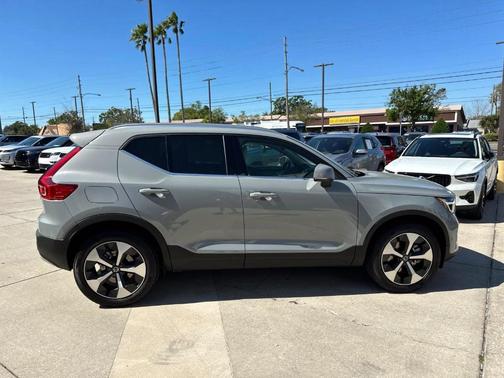 2025 Volvo XC40 B5 Plus Bright Theme