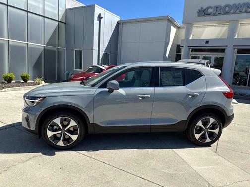 2025 Volvo XC40 B5 Plus Bright Theme