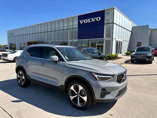 2025 Volvo XC40 B5 Plus Bright Theme