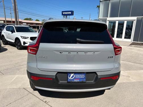 2025 Volvo XC40 B5 Plus Bright Theme