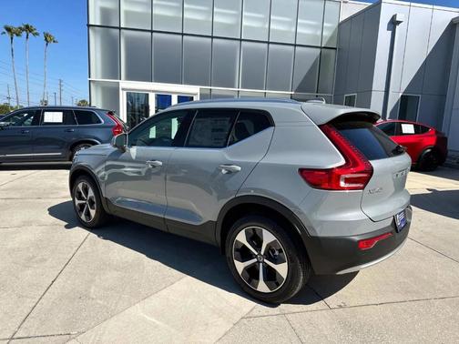 2025 Volvo XC40 B5 Plus Bright Theme