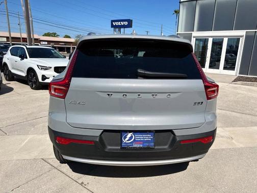 2025 Volvo XC40 B5 Plus Bright Theme