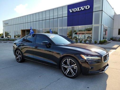 Photo 1 of 16 of 2019 Volvo S60 T5 R-Design