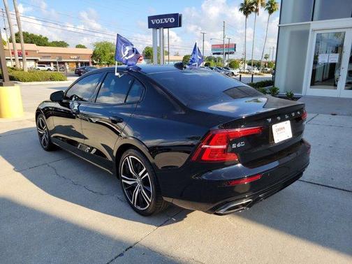 Photo 5 of 16 of 2019 Volvo S60 T5 R-Design