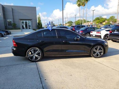Photo 2 of 16 of 2019 Volvo S60 T5 R-Design