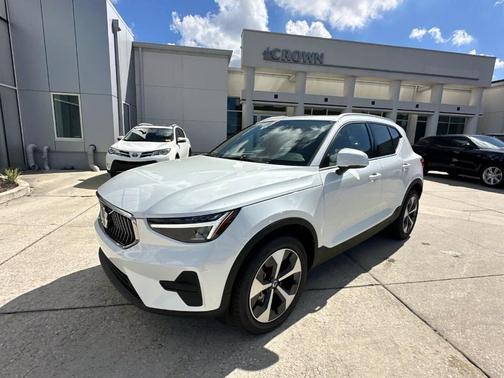 2025 Volvo XC40 B5 Core Bright Theme