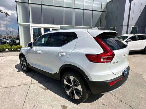 2025 Volvo XC40 B5 Core Bright Theme