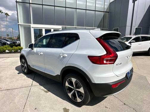 2025 Volvo XC40 B5 Core Bright Theme