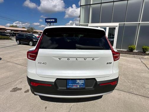 2025 Volvo XC40 B5 Core Bright Theme