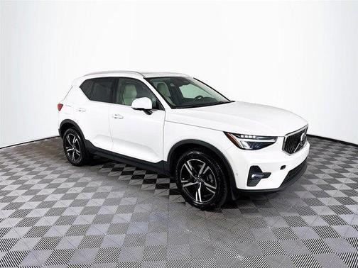2023 Volvo XC40 B4 Plus Bright Theme