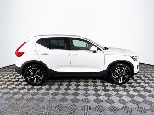 2023 Volvo XC40 B4 Plus Bright Theme