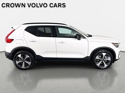 2023 Volvo XC40 B5 Plus Dark Theme