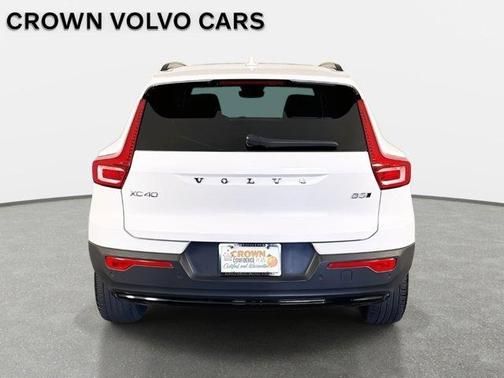 2023 Volvo XC40 B5 Plus Dark Theme