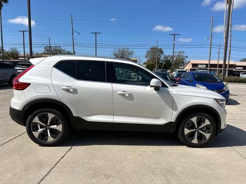 2025 Volvo XC40 B5 Core Bright Theme
