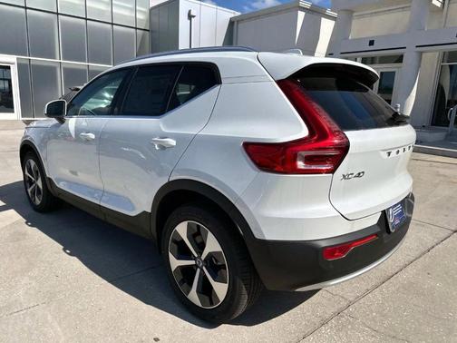 2025 Volvo XC40 B5 Core Bright Theme