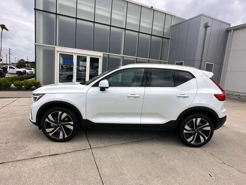 2025 Volvo XC40 B5 Ultra Bright Theme